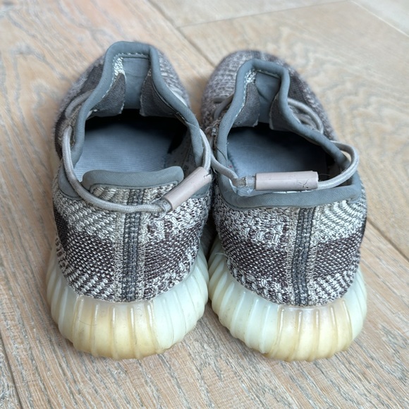 YEEZY AUTHENTIC! Great condition no holes nor rips. Size 3.5 - Picture 4 of 7